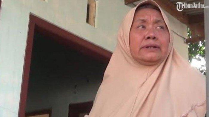 TAGIHAN LISTRIK PLN - Masruroh saat ditemui awak media di kediamannya di Dusun Blimbing, Desa Kwaron, Kecamatan Diwek, Kabupaten Jombang, Jawa Timur pada Kamis (24/4/2025). Kaget Terima Tagihan capai belasan juta dan dituduh mencuri listrik.