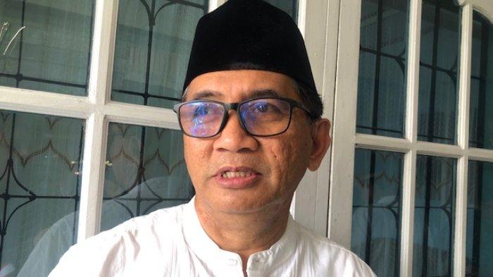 KECELAKAAN- Ketua Askot PSSI Kota Padang, Mastilizal Aye saat melayat ke rumah duka Syahril WP (71), Jumat (25/4/2025). Mastilizal Aye, menyampaikan rasa duka mendalam atas wafatnya Syahril WP, sosok yang dinilai sangat berjasa bagi perkembangan sepak bola di Sumatera Barat.