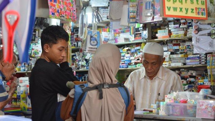 PERLENGAKAPAN SEKOLAH - Masyarakat memadati sejumlah toko perlengkapan sekolah di Kota Padang Panjang, Sumatera Barat.