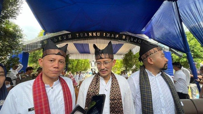 Menteri Pariwisata dan Ekonomi Kreatif Sandiaga Uno bersama Bupati Pasaman Sabar AS saat menghadiri Festival Titik Kulminasi atau Hari Tanpa Bayangan di Bonjol Kabupaten Pasaman Provinsi Sumatera Barat, Sabtu (23/3/2024).