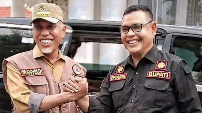 Momen Mahyeldi dan Epyardi Asda tampak akrab di Rumah Dinas Bupati Tanah Datar pada Selasa (14/5/2024) sore.