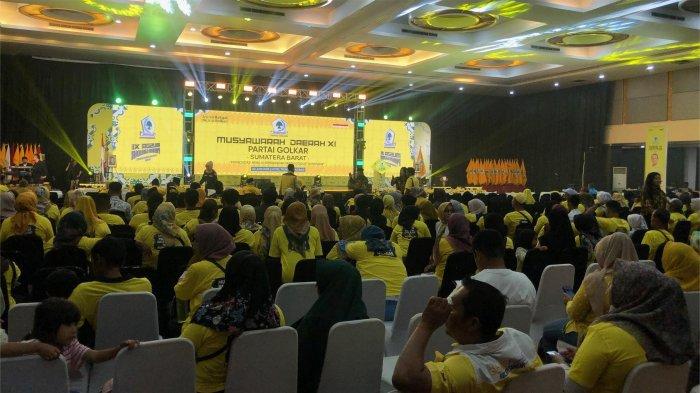 MUSDA PARTAI GOLKAR- Menjelang pelaksanaan Musyawarah Daerah (Musda) XI Partai Golkar Sumatera Barat (Sumbar), ribuan kader dan relawan memadati Hotel Truntum, Kota Padang, Senin (30/6/2025). Pantauan TribunPadang.com di lokasi, para kader dan relawan mulai berdatangan sejak pukul 12.00 WIB.