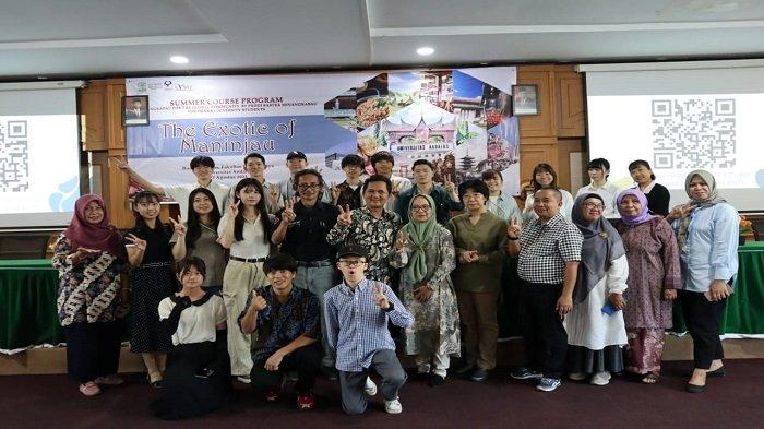 Dosen pembimbing, Prof. Dr. Yumi Sugahara, dari Osaka University, Jepang foto bersama 16 mahasiswa, serta dosen dan pejabat FIB Unand, foto bersama di Kampus FIB Unand, Limau Manis Kota Padang, Provinsi Sumatera Barat (Sumbar) baru-baru ini.