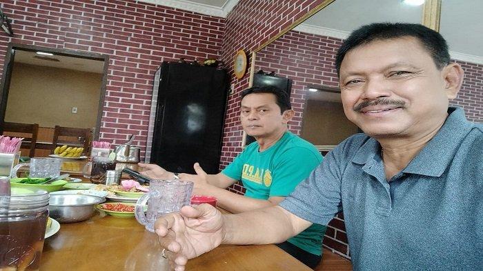 Satu dari tiga penerima Anugerah Press Card Number One (PCNO) dari PWI Sumatera Barat, Widia Navies, (kiri) bersama rekannya, Ketua SIWO PWI Sumbar, Syaiful, sebelum menerima penghargaan dan kabar gembira itu. Disamping, Widya Navies juga dua wartawan senior lainny, masing-masing, Sawir Pribadi dan Eko Yance Edrie juga menerima anugerah tersebut pada HPN 2023 di Medan, Sumut.