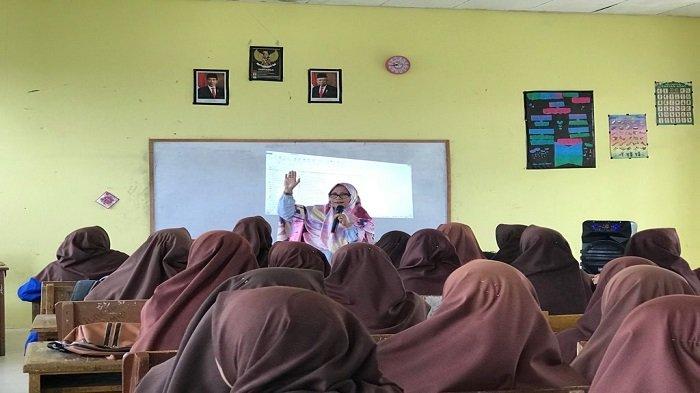 Ike Revita, Dosen Jurusan Sastra Inggris, Fakultas Ilmu Budaya, Universitas Andalas