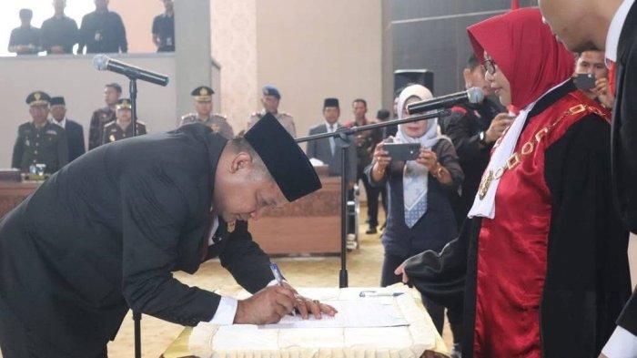 Ketua DPRD Dharmasraya, Jemi Hendra resmi dilantik pada Jumat (27/12/2024).