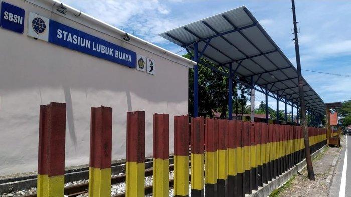ODGJ MENGAMUK : Kondisi stasiun kereta api Lubuk Buaya yang menjadi lokasi dugaan ODGJ yang hendak melakukan percobaan bunuh diri, Kamis (24/4/2025). ODGJ tersebut sempat ditahan oleh petugas agar tidak masuk ke dalam jalur saat kereta lewat