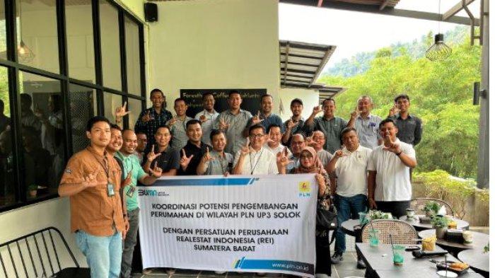 PROGRAM STRATEGIS NASIONAL - Guna mendukung program strategis nasional penyediaan 3 juta rumah untuk masyarakat Indonesia, PT PLN (Persero) Unit Pelaksana Pelayanan Pelanggan (UP3) Solok menggelar koordinasi bersama Asosiasi Pengembang Perumahan dan Permukiman Seluruh Indonesia (APERSI) serta Real Estate Indonesia (REI) di Kota Sawahlunto, Rabu (28/5). APERSI dan REI sendiri merupakan asosiasi pengembang perumahan yang memiliki peran penting sebagai pelaksana program pembangunan perumahan rakyat.