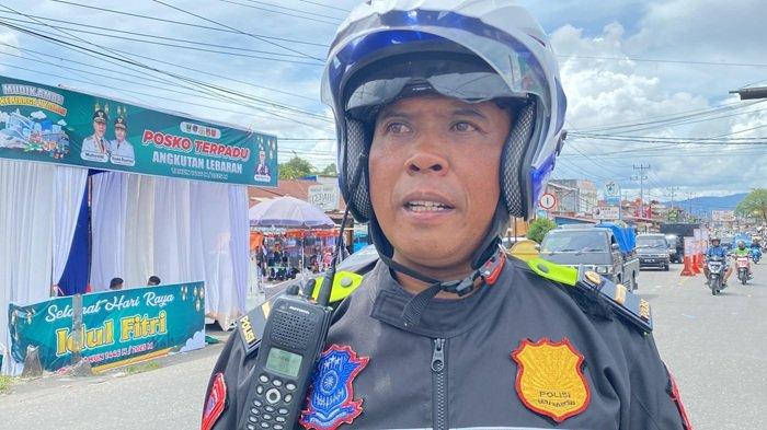 ONE WAY SYSTEM : KBO Lantas Polresta Bukittinggi, Ipda Azriyandi saat diwawancarai, Minggu (30/3/2025). Intensitas kendaraan sepi dan arus lalu lintas lancar saat pelaksanaan one way system hari ketiga di perempatan Padang Luar, Kabupaten Agam.