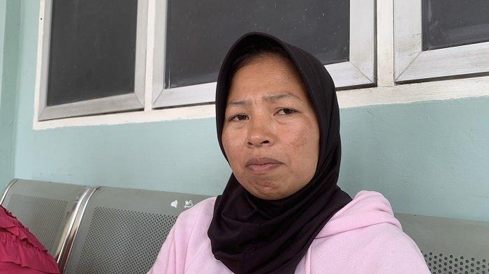 MAYAT DALAM KARUNG - Orang tua korban Liza Delka (35), pada saat hadir di Rumah Sakit Bhayangkara Polda Sumatera Barat, Kamis (20/2/2025). Ibu kandung korban menyampaikan bahwa anaknya patuh dan penurut.