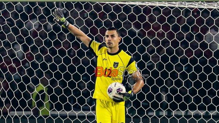 PERFORMA EMIL AUDERO - Performa Kiper Emil Audero Mulyadi sedang bertanding dalam laga babak penyisihan Grup C Kualifikasi Piala Dunia 2026 zona Asia antara Timnas Indonesia versus Timnas China di Stadion Utama Gelora Bung Karno, Senayan, Jakarta, Kamis (5/6/2025).