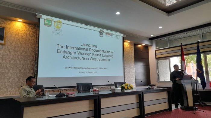 Universitas Andalas (UNAND) resmi meluncurkan kerja sama strategis dengan Universitas Indonesia (UI) dalam proyek Endangered Wooden Architecture Program, sebuah inisiatif yang didanai oleh Oxford Brookes University.
