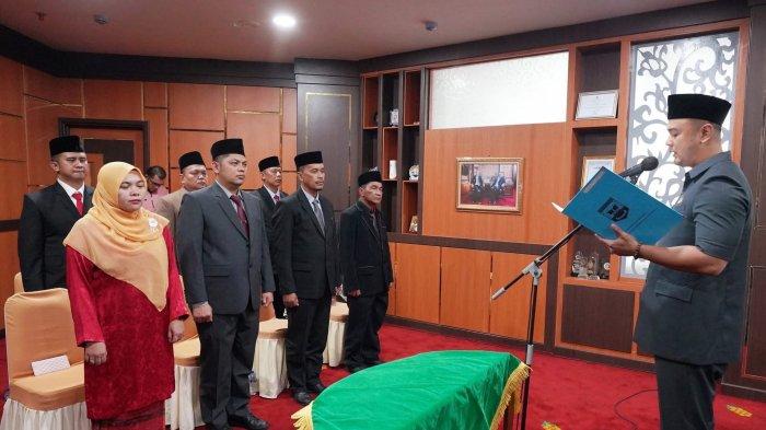 PELANTIKAN PEJABAT ADMINISTRATOR: Bupati Sijunjung, Benny Dwifa kembali melakukan pelantikan jilid dua, bagi tujuh orang pejabat Administrator di Lingkungan Pemerintah Daerah Kabupaten Sijunjung. Pelantikan ini berlangsung di Ruang Pertemuan Bupati Sijunjung lantai II, pada Jumat (16/5/2025).