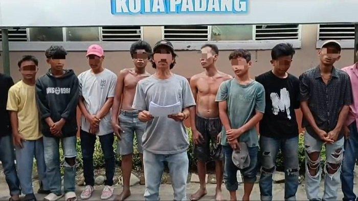 PENERTIbAN ANAK JALANAN: Anak jalanan yang diamankan oleh petugas Satpol PP Kota Padang dari beberapa lokasi di Kota Padang, Provinsi Sumatera Barat, Jumat (21/2/2025). Semua yang terjaring razia dibawa ke Mako Satpol PP Kota Padang untuk diserahkan kepada PPNS Satpol PP Kota Padang.