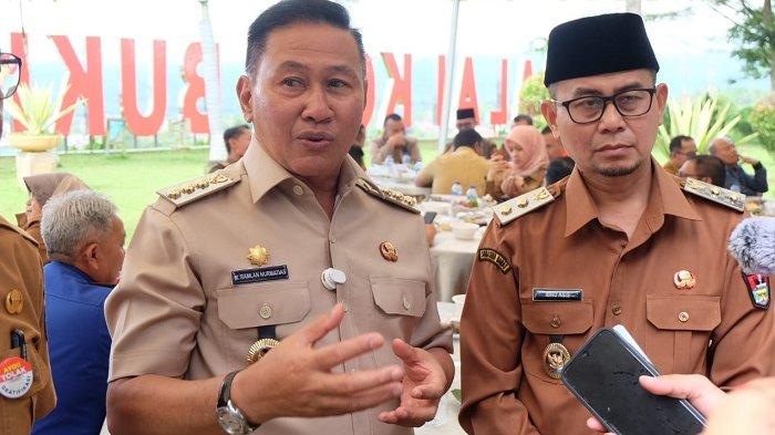 PENINGKATAN PENDAPATAN DAERAH : Walikota Bukittinggi, Ramlan Nurmatias saat diwawancarai usai apel gabungan, Selasa (8/4/2025). Ramlan menyebutkan bahwa pihaknya akan memfokuskan kinerja untuk meningkatkan PAD Kota Bukittinggi.