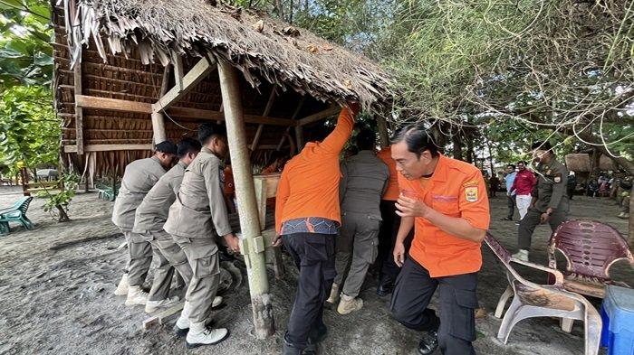 PENOLAKAN RADAR TSUNAMI: Seruan Penolakan Pembangunan Radar Tsunami oleh masyarakat Kota Pariaman. Tim gabungan melakukan sterilisasi area pembangunan HF radar tsunami di pantai anas malik lohong, pariaman tengah kota pariaman, Selasa (17/7/2025). Proses sterilisasi ini diringi oleh penolakan dari masyarakat dan para pedagang, akibat tidak adanya sosialisasi dan surat resmi pemberitahuan eksekusi.