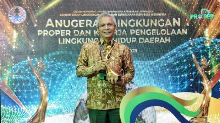 Dirut PT Semen Padang Asri Mukhtar Dt Tumangguang Basa menerima PROPER Emas 2023 dari Kementerian Lingkungan Hidup Dan Kehutanan.