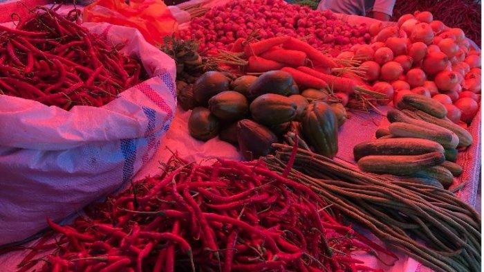 HARGA CABAI DI SUJUNJUNG - Harga cabai merah di Pasar Sijunjung, Kecamatan Sijunjung, Kabupaten Sijunjung mulai naik dari minggu sebelumnya. Seorang pedagang cabai di Pasar Sijunjung bernama, Icen menuturkan kenaikan cabai merah dimulai sejak Kamis (3/7/2025) hari ini.