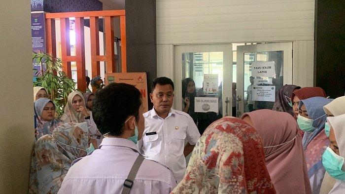 AKSI DAMAI NAKES - Kepala BKPSDM Padang Padiaman menemui ratusan Nakes saat aksi damai di kantor bupati pada Rabu (19/2/2025). Para nakes ikuti Kepala BKPSDM hingga mendapat kejelasan atas nasib mereka.