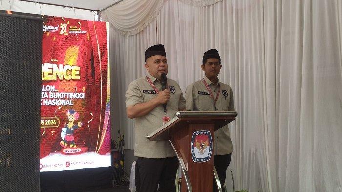 Pasangan Calon Wako dan Wawako Bukittinggi, Nofil Anoverta-Frisdoreja saat menyampaikan visi misi setelah mendaftar, Rabu (28/8/2024).