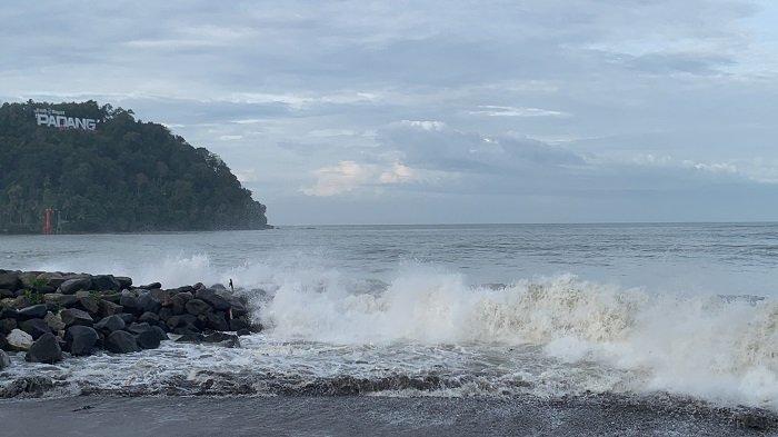 Gelombang tinggi pantai kawasan Jalan Samudera, Belakang Tangsi, Kecamatan Padang Barat, Kota Padang, Sumatera Barat, Kamis (17/10/2024).