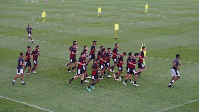 TIMNAS TC DI BALI - Skuad timnas Indonesia yang hadir di latihan perdana TC pada Senin (26/5/2025) di Bali United Training Center, Gianyar, Provinsi Bali. Sementara itu, Pelatih Timnas Indonesia, Patrick Kluivert bersama tim pelatih mulai memantau para pemainnya bertanding lawan Timnas China di Stadion Utama Gelora Bung Karno, Senayan, Jakarta, Juni mendatang.