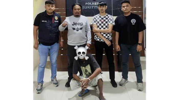 PENCABULAN DIBAWAH UMUR: Pelaku S saat diamankan ke Mapolresta Bukittinggi, Sabtu (15/2/2025). S diamankan karena mencabulinya tetangganya yang masih dibawah umur.