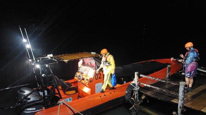 PERAHU MATI MESIN- Petugas Kantor SAR Padang saat bersiap menuju lokasi perau mati mesin di perairan Pulau Air, Kota Padang, Sumatera Barat, Sabtu (10/5/2025). Kantor SAR Padang mengerahkan sebanyak enam orang petugas membantu dalam melakukan pencarian dan pertolongan terhadap pemancing yang terombang ambing akibat kapalnya mengalami mati mesin.