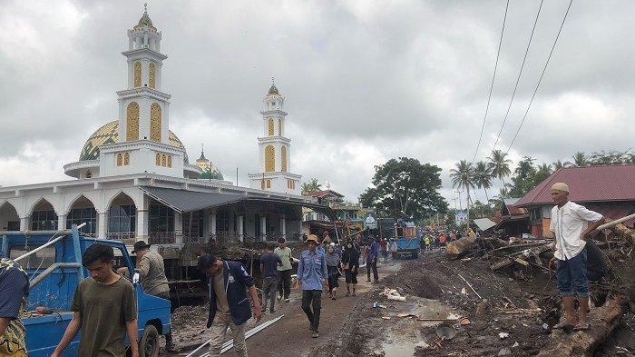 Pembersihan material banjir bandang di Simpang Manunggal, Jorong Dusun Koto Tuo, Nagari Limo Kaum, Kecamatan Limo Kaum, Tanah Datar, Senin (13/5/2024).