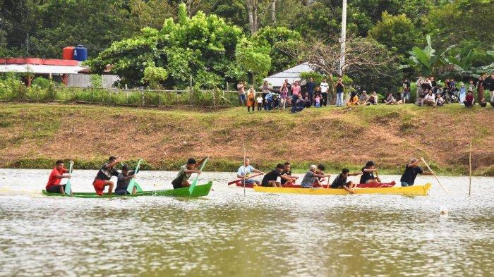 PACU PERAHU: Pemuda Nagari Taluak mengadakan lomba pacu perahu guna memeriahkan libur Lebaran 2025 dari 1-11 April 2025. Pacu perahu berlangsung di Talago Anguih Jorong Baringin Sakti, Nagari Taluak, Kecamatan Lintau Buo, Kabupaten Tanah Datar, Provinsi Sumatera Barat.
