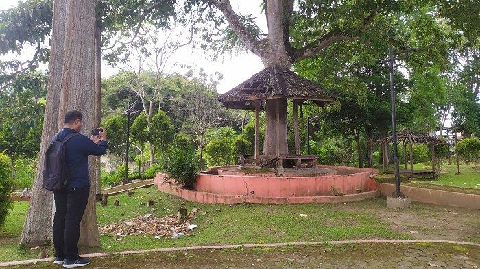 Penampakan salah satu sudut Taman Ngarai Maaram Kota Bukittinggi yang seperti tidak terurus dan sejumlah fasilitas yang rusak, Kamis (2/1/2025).