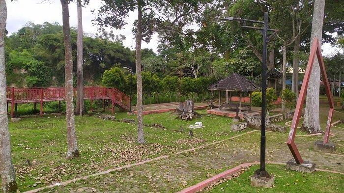 Penampakan Taman Ngarai Maaram Kota Bukittinggi yang seperti tidak terurus dan sejumlah fasilitas yang rusak, Kamis (2/1/2025).