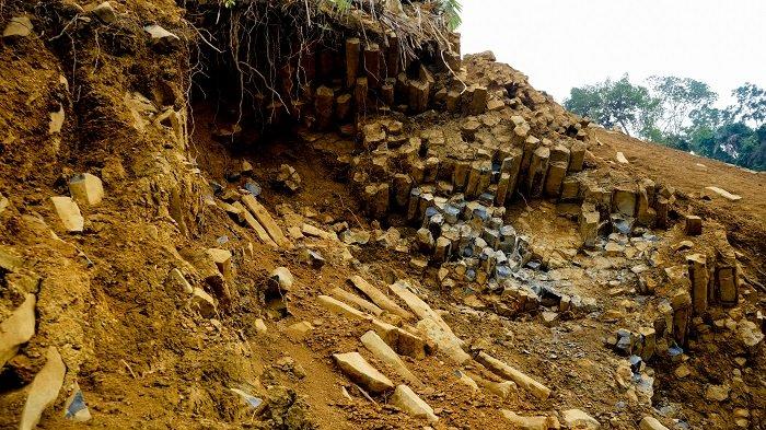 Penampakan bebatuan yang diduga termasuk benda cagar budaya di bukit Kampuang gadang, Surantiah, Nagari Lubuk Alung, Kecamatan Lubuk Alung, Kabupaten Padang Pariaman, Kamis (12/10/2023).