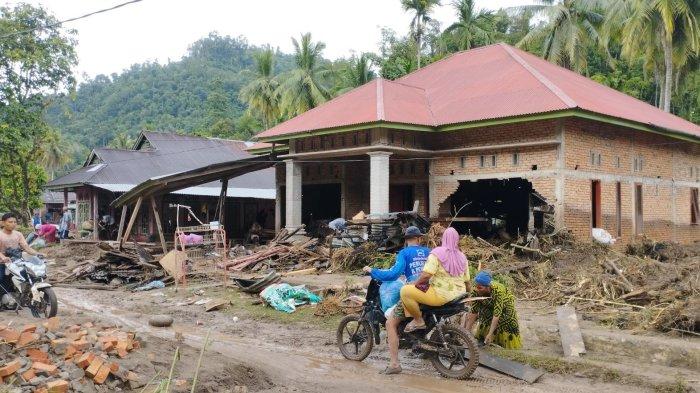 Penampakan pemukiman warga di Batu Bala, Kecamatan Sutera, Pesisir Selatan yang porak poranda diterjang banjir bandang, Sabtu (9/3/2024).