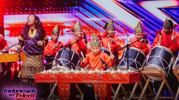 Penampilan sanggar seni Darak Badarak di panggung pencarian bakat Indonesia's got Talent 2023. Salah seorang anggota sanggar yang masih duduk di bangku SMP dikabarkan mendapat ancaman dikeluarkan dari sekolah.
