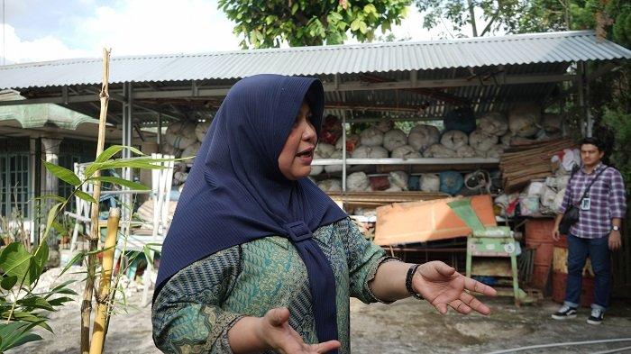 Pendiri Bank Sampah Sakinah Asri Astianingsih, menerangkan kondisi persediaan sampah di bank sampah sakinah kawasan lubuk kilangan, Kota Padang, Sumatera Barat, Kamis (29/6/2023).