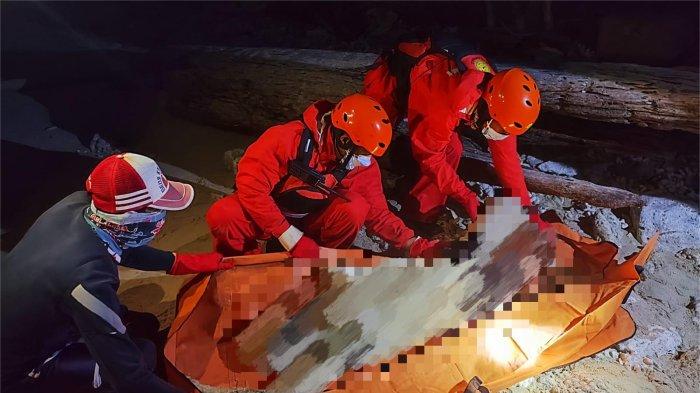 PENEMUAN MAYAT- Warga Dusun Saumanganyak, Kecamatan Pagai Utara, Kabupaten Kepulauan Mentawai, Sumatera Barat, dihebohkan dengan penemuan sesosok mayat pria tanpa identitas yang tersangkut di batang pohon di bibir pantai, Selasa (17/6/2025). Kasat Polairud Polres Kepulauan Mentawai, Iptu M. Toha, membenarkan penemuan jenazah tersebut.