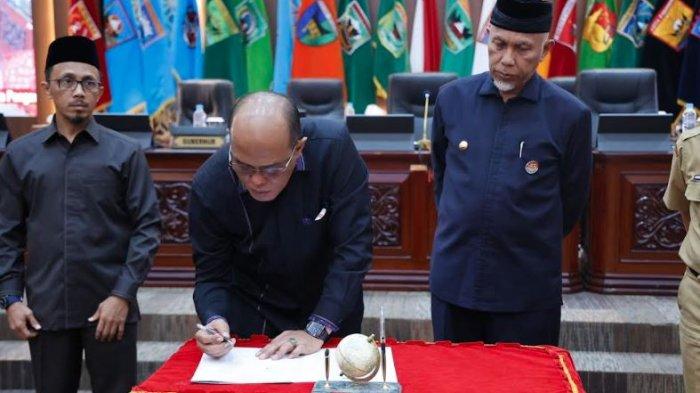Dewan Perwakilan Rakyat Daerah (DPRD) Sumatera Barat (Sumbar) resmi menyetujui Rancangan Peraturan Daerah (Ranperda) tentang Anggaran Pendapatan dan Belanja Daerah (APBD) Perubahan Tahun 2024, Senin (19/8/2024).