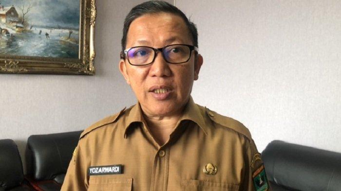 APEL PERDANA ASN - Penjabat (Pj) Sekretaris Daerah Provinsi Sumbar, Yozawardi Usama Putra saat ditemui TribunPadang.com di ruang kerjanya, Selasa (8/4/2025). Yozawardi mengatakan apel pagi ini diikuti oleh seluruh ASN yang bekerja di OPD Pemprov Sumbar, meski ada beberapa ASN yang tidak hadir karena sakit dan cuti.
