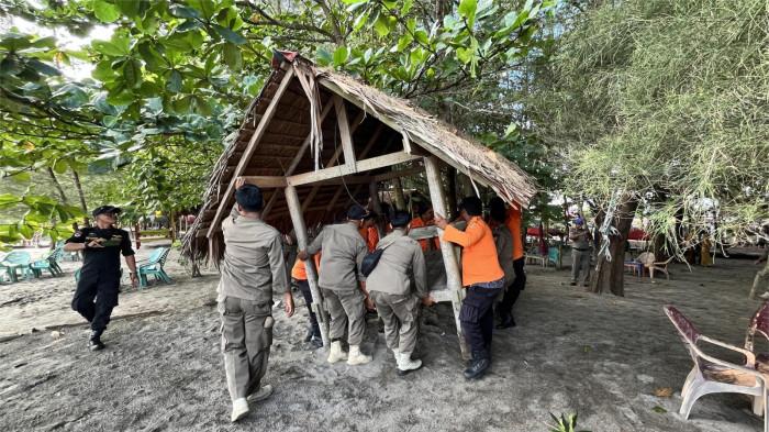 PENOLAKAN RADAR TSUNAMI- Tim gabungan melakukan sterilisasi area pembangunan HF radar tsunami di pantai anas malik lohong, pariaman tengah kota pariaman, Selasa (17/7/2025).