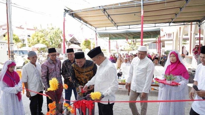 PERESMIAN- Ketua sementara DPRD Provinsi Sumatera Barat (Sumbar), Evi Yandri Rajo Budiman, meresmikan gedung baru Taman Pendidikan Al-Qur’an (TPQ) Masjid Miftahul Jannah, Minggu (1/6/2025), di Komplek Polda Balai Baru, Kota Padang. Evi Yandri menekankan pentingnya peran lembaga pendidikan keagamaan dalam membentuk karakter generasi muda agar terhindar dari berbagai ancaman sosial.