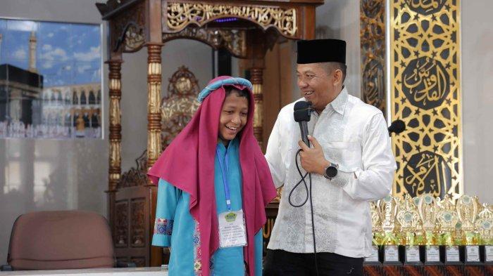 PERESMIAN- Ketua sementara DPRD Provinsi Sumatera Barat (Sumbar), Evi Yandri Rajo Budiman, meresmikan gedung baru Taman Pendidikan Al-Qur’an (TPQ) Masjid Miftahul Jannah, Minggu (1/6/2025), di Komplek Polda Balai Baru, Kota Padang. Evi Yandri menekankan pentingnya peran lembaga pendidikan keagamaan dalam membentuk karakter generasi muda agar terhindar dari berbagai ancaman sosial.