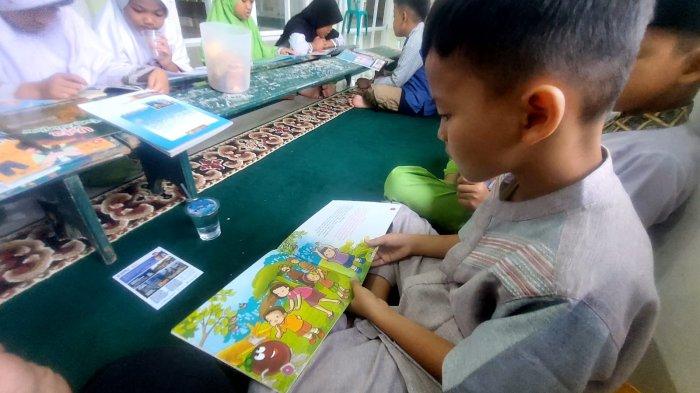 RESPON PERPUSTAKAAN MASJID - Uji coba adanya lapak baca di Perpustakaan Masjid Al Maghfirah, Kelurahan Lubuk Buaya, Kecamatan Koto Tangah, Kota Padang, Propinsi Sumbar mendapat respon anak-anak dan orang tua. Kegiatan perdana dimulai Minggu (16/2/2025) pagi, yang berlangsung selama 90 menit.