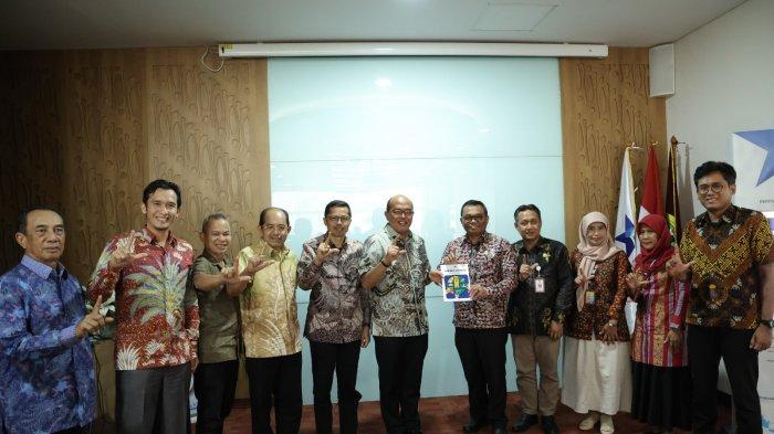 Jakarta, Ketua Dewan Perwakilan Rakyat Daerah (DPRD) Provinsi Sumatera Barat (Sumbar),Supardi, SH melakukan pertemuan dengan pimpinan Pepustakaan Nasional (Pusnas) yang diterima Deputi Bidang Pengembangan Sumber Daya Perpustakaan Dr.Ardin Bondar,MSi di Pusnas Jakarta, 4 Agustus 2023.
