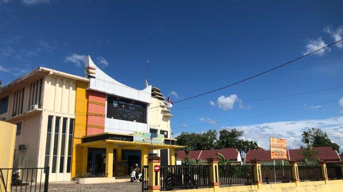 PERPUSTAKAAN SIJUNJUNG- Kebijakan efisiensi anggaran yang diterapkan pemerintah pusat memberikan dampak di tingkat lokal, termasuk di Perpustakaan Sijunjung. Perpustakaan Sijunjung saat dikunjungi, Jumat (23/5/2025).