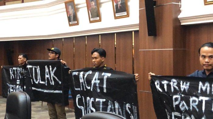AKSI PROTES: Perwakilan masyarakat Sipil Sumbar menyampaikan protes terhadap pembahasan Raperda RTRW Sumbar dalam rapat paripurna DPRD Sumbar, Senin (17/3/2025).