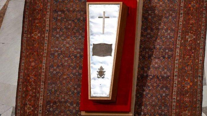 PEMAKAMAN PAUS FRANSISKUS - Penampakan peti jenazah Paus Fransiskus yang disegel menggunakan lembaran seng pada Jumat (25/4/2025) malam.
