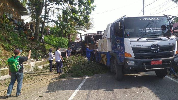 Petugas saat evakuasi kendaraan terlibat kcelakaan beruntun di Koto Tuo, Nagari Panyalaian, Kecamatan X Koto, Kabupaten Tanah Datar, Sumatera Barat pada Selasa (8/10/2024).