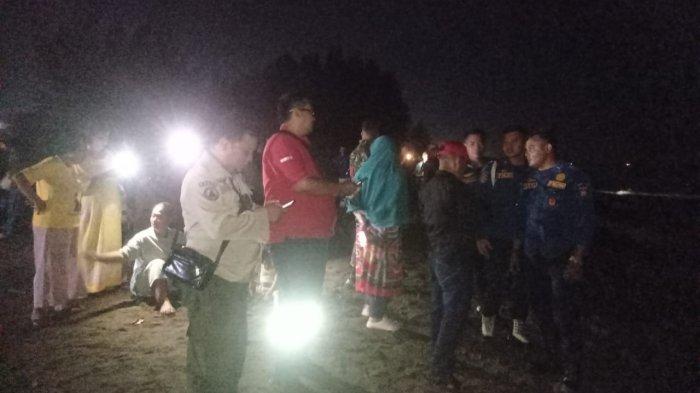 BENCANA: Petugas gabungan bersama dengan masyarakat sekitar saat berada di lokasi kejadian adanya anak hanyut di Pantai Ujung Batu, Kelurahan Pasie Nan Tigo, Kecamatan Koto Tangah, Kota Padang, Provinsi Sumatera Barat, Minggu (20/4/2025). Korban bernama Ridho Ramadhan terseret ombak saat mandi-mandi.