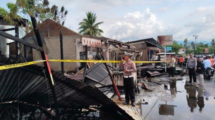 KEBAKARAN DI PADANG: Petugas kepolisian dari Polsek Koto Tangah dan Polresta Padang mendatangi lokasi kejadian kebakaran dan memasang garis polisi untuk melakukan penyelidikan penyebabnya, karena menghanguskan sebanyak lima unit bangunan di Jalan Lubuk Minturun Rt 02/Rw 03, Kelurahan Bungo Pasang, Kecamatan Koto Tangah, Kota Padang, Provinsi Sumatera Barat, Selasa (4/2/2025). Untuk penyebab kebakaran masih dalam penyelidikan pihak kepolisian.